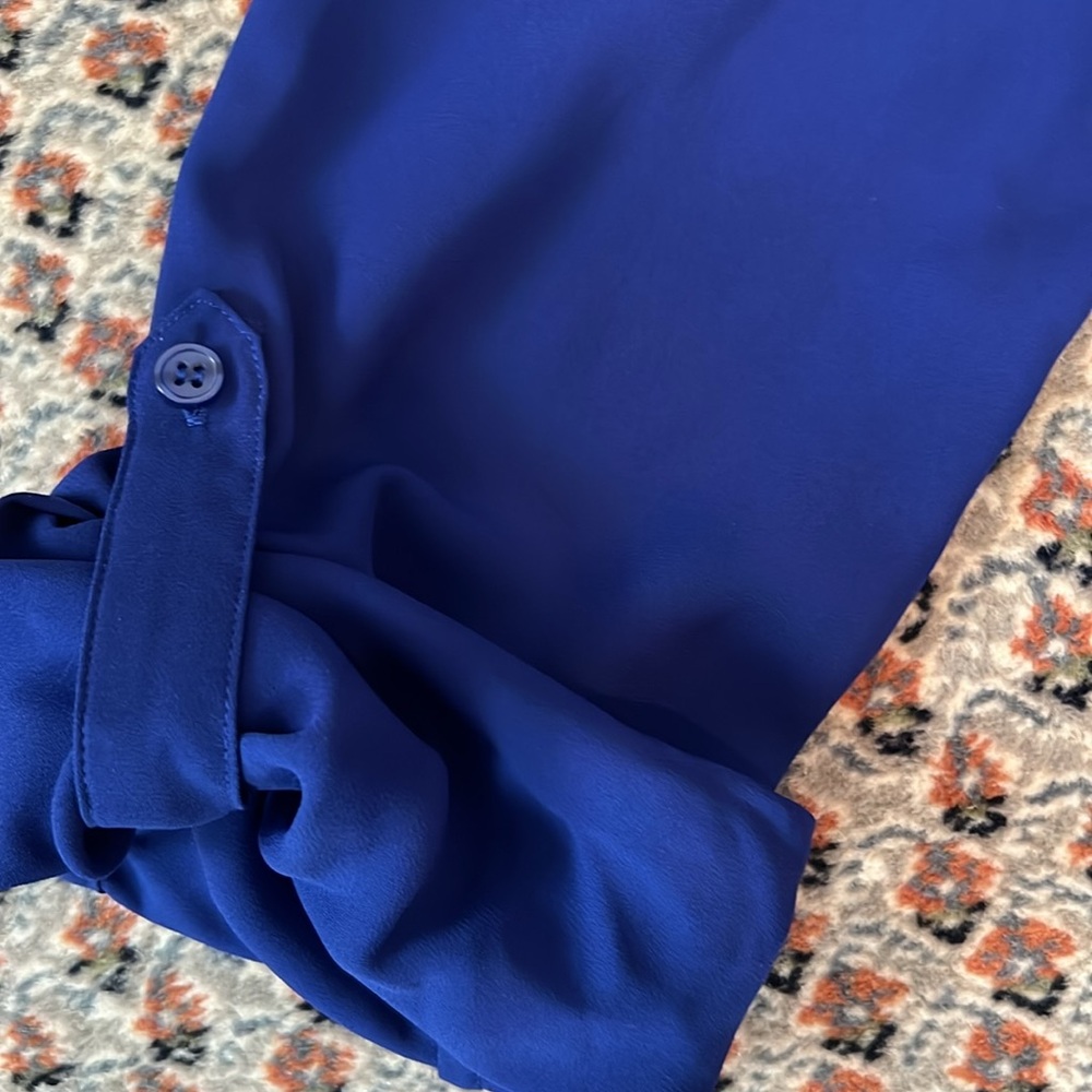 EUC Chico’s Cobalt Blue Tie Front High Low Shirt Roll Tab Sleeve Size 2/12 - Picture 11 of 13